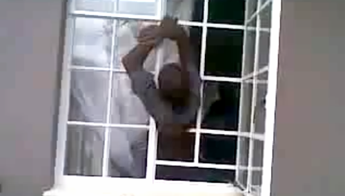 Ngay khi vừa chui vào nhà dân, đối tượng định bắt trộm trẻ em đã bị chủ nhà tóm gọn. Ảnh minh họa.