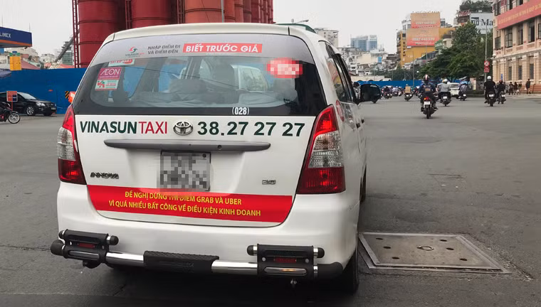 Tuy nhiên, nhiều lái xe taxi công nghệ (Uber, Grab) tỏ ra không quan tâm đến vụ việc này, thậm chí không ít người tỏ ra lạc quan cho rằng, cách tấn công như thế có khi phản tác dụng, họ (taxi VINASUN) vô tình đã quảng cáo đến người dân đối thủ là Uber, Grab.