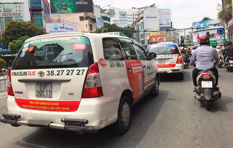 Một luật sư ở TP.HCM cũng khẳng định: "Với hành động này, các tài xế taxi VINASUN đã vi phạm luật về quảng cáo và mức phạt từ 2 đến 5 triệu đồng vì quảng cáo ở mặt sau của phương tiện giao thông theo điểm A, khoản 1, điều 61".