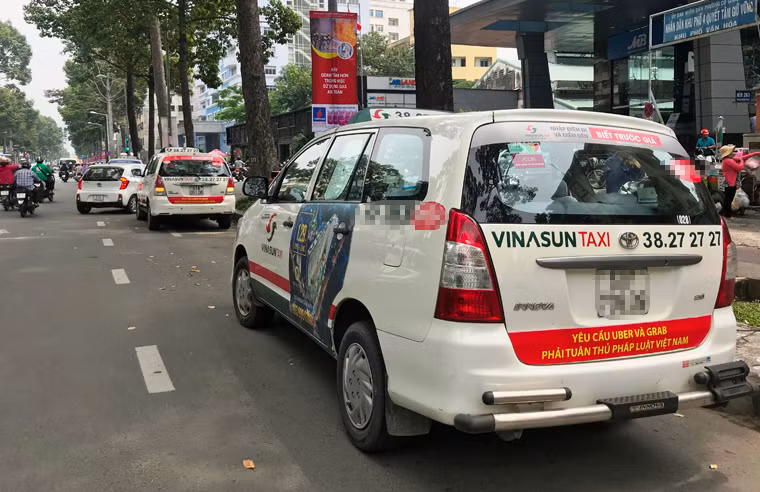 Lên tiếng về vụ việc, lãnh đạo hãng taxi nói trên "đổ thừa" đó chỉ là hành động bộc phát của các tài xế vì bức xúc hoạt động của Uber, Grab gây ảnh hưởng đến cuộc sống của taxi truyền thống. Việc dán các khẩu hiệu không xuất phát từ công ty. Tuy nhiên, các tài xế VINASUN khẳng định, họ dán khẩu hiệu do chỉ đạo của Công ty.