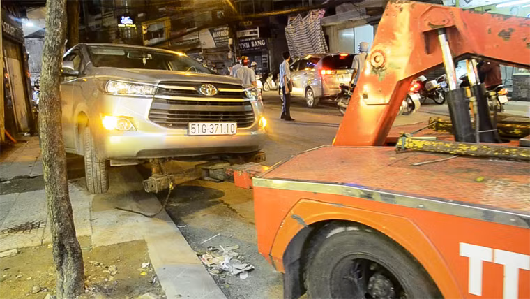 Tuy nhiên khi thấy chiếc ô tô bị cẩu đi, tài xế bật dậy phản ứng, nằng nặc "sẽ mất tài sản" trong xe.