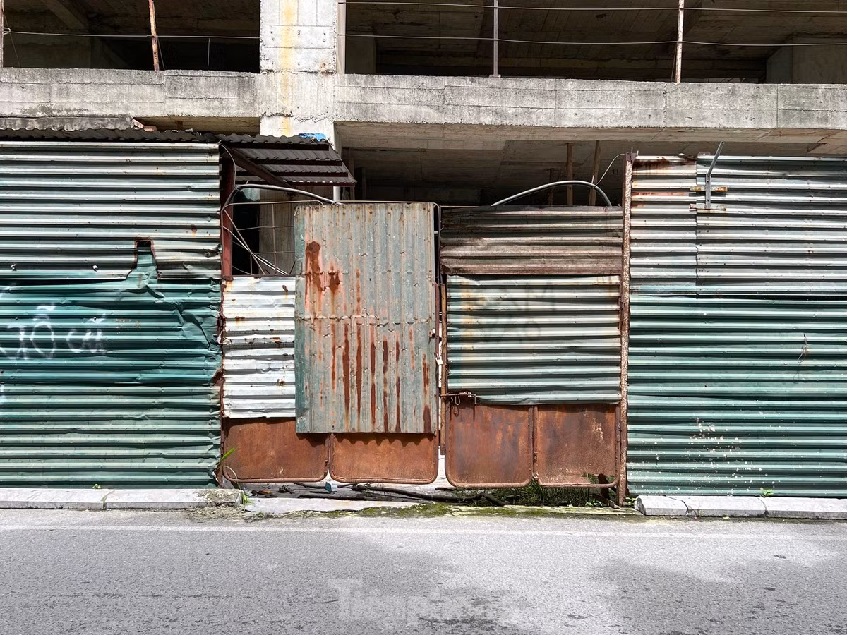 Tan muc toa nha Thang Long Garden bi bo hoang hon thap ky-Hinh-12