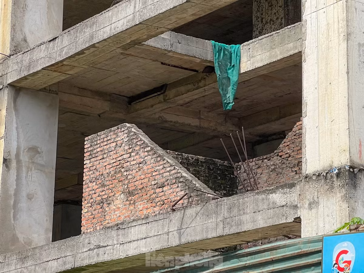 Tan muc toa nha Thang Long Garden bi bo hoang hon thap ky-Hinh-4