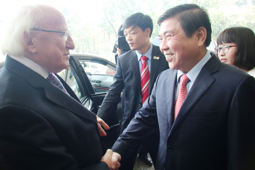 Chủ tịch UBND TP HCM Nguyễn Thành Phòng đón tiếp Tổng thống Ireland tại dinh Thống Nhất.