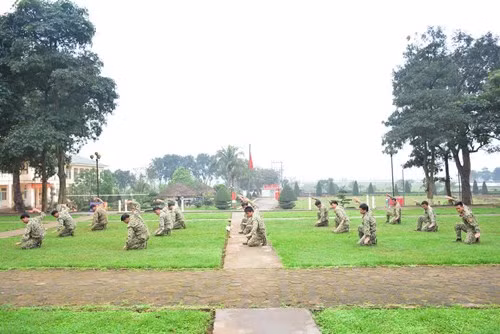 Hướng tới kỷ niệm 50 ngày thành lập Binh chủng Đặc công (19-3-1957/19-3-2017), Tiểu đoàn Đặc công 31, Bộ Tham mưu (Quân khu 4) đã thể hiện quyết tâm trên thao trường với nhiều khoa mục đặc thù, vượt qua khó khăn trong tình huống phức tạp. Trong đó, có những bài huấn luyện đòi hỏi kỹ thuật điêu luyện. Ảnh: QĐND.