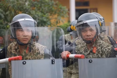 Đội chống khủng bố dàn đội hình trên địa bàn hẹp. Ảnh: QĐND.