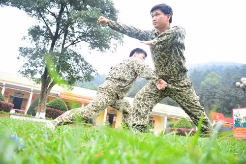 Luyện tập bài đối kháng. Ảnh: QĐND.