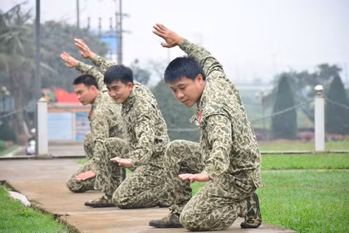 Những động tác quyền rắn rỏi, thể hiện ý chí quyết tâm của các chiến sĩ đặc công. Ảnh: QĐND.