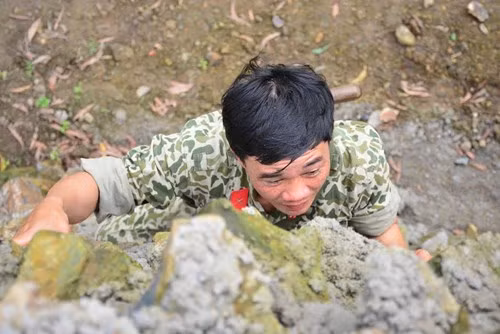 Bên cạnh võ thuật, các chiến sĩ còn phải rèn luyện các kỹ năng vượt địa hình một cách khéo léo. Ảnh: QĐND.