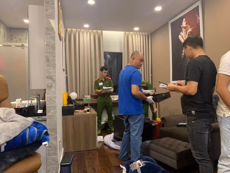  Đại gia Sài Gòn trình báo mất trộm gần 2,5 tỷ đồng: Ngày 21/6, Công an quận 5 đang phối hợp cùng các đơn vị nghiệp vụ Công an TP HCM tiến hành điều tra xác minh truy xét vụ 1 đại gia ở khu vực trình báo bị kẻ gian đột nhập vào nhà cuỗm nhẫn kim cương, đồng hồ trị giá gần 2,5 tỷ đồng. Nạn nhân là ông N.T.N. (60 tuổi) chủ 1 căn nhà trên đường Trần Tuấn Khải, phường 5, quận 5 và là đại gia có tiếng ở khu vực. 