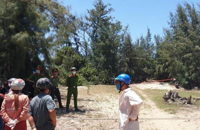 Cũng theo ông Quang, một bạn gái của Hân cùng đi trong nhóm kể lại chở cháu Hân đến gần nhà rồi để Hân xuống đi bộ. Bấy giờ, có một nam thiếu niên đang chờ sẵn để đón Hân.