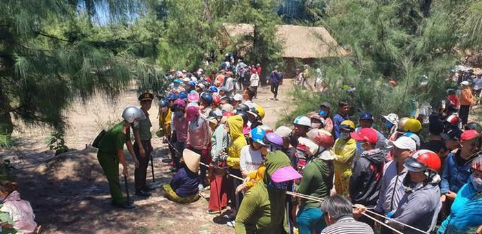 Theo trình báo của ông Đỗ Văn Quang (48 tuổi, cha cháu Hân), khoảng 19h ngày 17/6, cháu Hân xin phép gia đình đi ăn quà vặt ở xã An Ninh Tây, huyện Tuy An với một nhóm bạn. Đến khoảng 23h cùng ngày, chị của Hân nhận cuộc điện thoại từ số điện thoại của Hân. Qua điện thoại, chị cháu Hân nghe tiếng của em la “cứu em” rồi cúp máy. Sau đó, người thân liên tục gọi vào số điện thoại của Hân, máy vẫn đổ chuông nhưng không có người trả lời. 