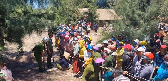 Theo trình báo của ông Đỗ Văn Quang (48 tuổi, cha cháu Hân), khoảng 19h ngày 17/6, cháu Hân xin phép gia đình đi ăn quà vặt ở xã An Ninh Tây, huyện Tuy An với một nhóm bạn. Đến khoảng 23h cùng ngày, chị của Hân nhận cuộc điện thoại từ số điện thoại của Hân. Qua điện thoại, chị cháu Hân nghe tiếng của em la “cứu em” rồi cúp máy. Sau đó, người thân liên tục gọi vào số điện thoại của Hân, máy vẫn đổ chuông nhưng không có người trả lời. 