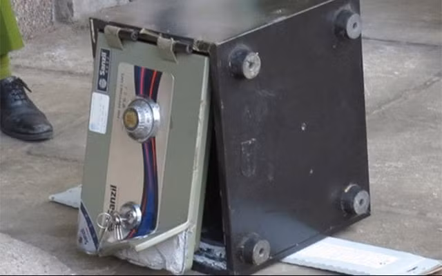 Cụ thể, ngày 19/6, ông thức dậy thì phát hiện có dấu hiệu bị trộm đột nhập. Lúc này, ông kiểm tra thì phát hiện chiếc két sắt trong căn nhà bị lục lọi. Qua kiểm tra, ông N. phát hiện mất 3 nhẫn kim cương, nhiều nhẫn vàng khác, đồng hồ, vòng đeo tay bạch kim. Ông vội trình báo công an. Ngay sau đó, Công an đã vào cuộc khám nghiệm hiện trường, lấy lời khai, điều tra truy xét vụ việc.