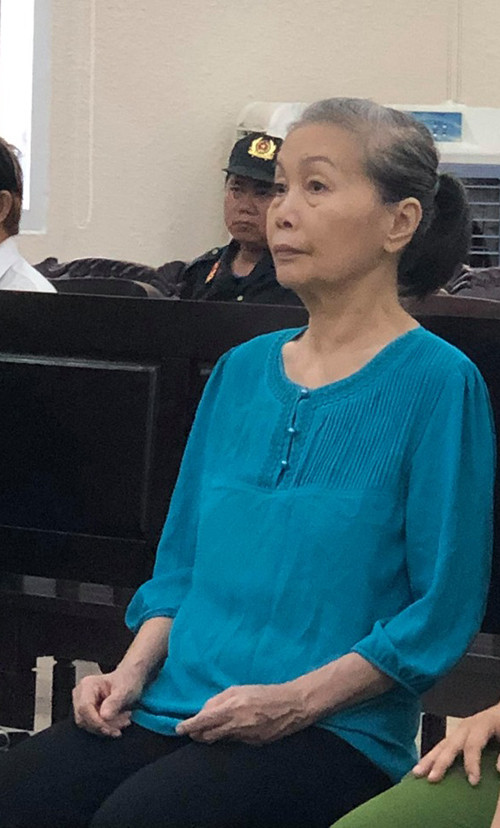 Mẹ của Hà là bà Trịnh Thị Hồng Hoa, dù tuổi đã lớn (năm nay đã 67 tuổi) cũng chấp nhận bỏ nhà theo cuộc sống du mục của con gái.