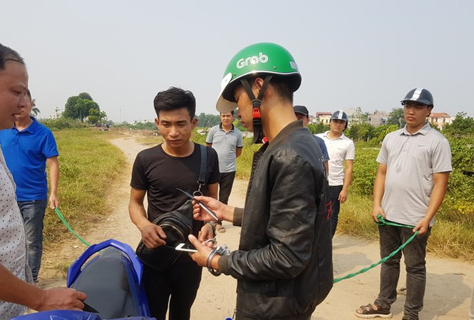 Sau khi đâm anh Sang xong, Giáp và Trường lấy chiếc điện thoại của anh Sang kiểm tra thấy có mật khẩu nên ném xuống đường rồi lấy chiếc Yamaha Exciter 150 BKS: 36B5 – 443.41 của anh Sang bỏ trốn về tỉnh Yên Bái.