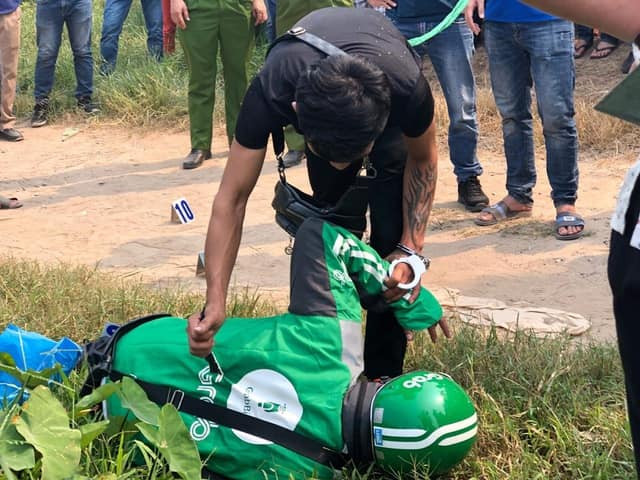 Anh Sang buông xe máy bỏ chạy được khoảng 4m thì bị rơi 1 chiếc điện thoại iphone 7 plus màu đen xuống đường. Giáp cầm dao đuổi theo thấy anh Sang bị gục ngã nghiêng bên phải. Giáp đuổi kịp cúi xuống, dùng tay trái giữ tay trái anh Sang, tay phải cầm dao ngược đâm tiếp 1 nhát trúng vào vùng lưng phải, 4 nhát vào vùng lưng trái và 1 nhát trúng mặt ngoài đùi trái anh Sang gây ra các vết thương thủng thùy dưới phổi phải, thùy dưới phổi trái, xuyên qua cơ hoành gây thủng lách của anh Sang. Anh Sang vùng bỏ chạy được khoảng 70m thì bị tử vong do mất máu cấp không hồi phục.