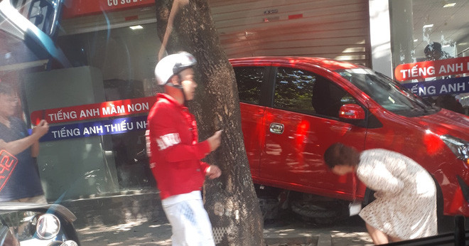 Nu tai xe lui xe de 3 xe may, dam vo kinh cua trung tam Anh ngu-Hinh-2