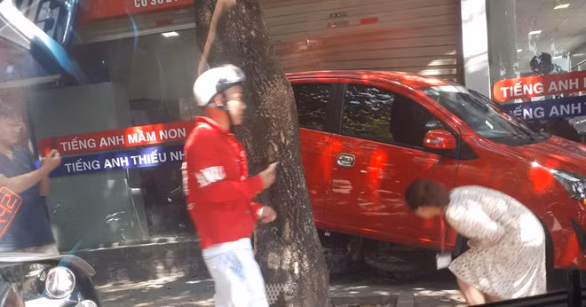 Nu tai xe lui xe de 3 xe may, dam vo kinh cua trung tam Anh ngu-Hinh-2