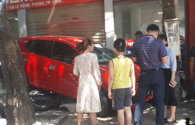 Nu tai xe lui xe de 3 xe may, dam vo kinh cua trung tam Anh ngu-Hinh-4