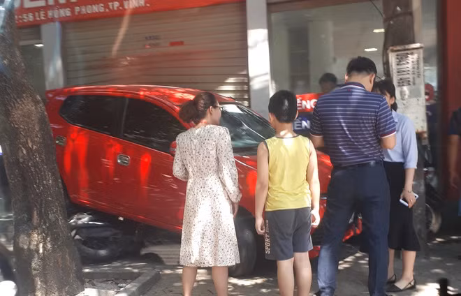 Nu tai xe lui xe de 3 xe may, dam vo kinh cua trung tam Anh ngu-Hinh-4