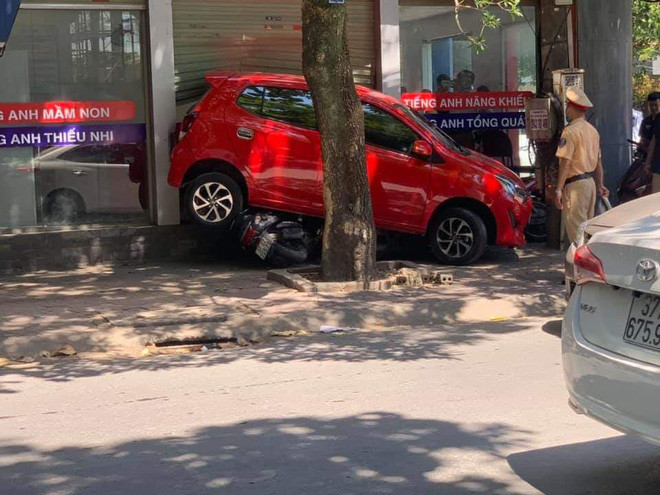 Nu tai xe lui xe de 3 xe may, dam vo kinh cua trung tam Anh ngu-Hinh-5