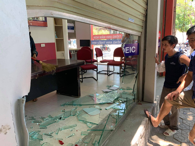 Nu tai xe lui xe de 3 xe may, dam vo kinh cua trung tam Anh ngu-Hinh-6