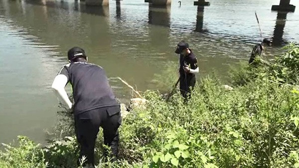 Đến tháng 12/2019, giữa Linh Em và chị T. thường xuyên xảy ra mâu thuẫn. Linh Em nghi ngờ T. có quan hệ tình cảm với người khác. Khoảng đầu tháng 5/2020, T. nói về thăm con riêng nhưng dọn về nhà của anh rể (quận Cái Răng). Linh Em điện thoại kêu T. về nhưng người này không đồng ý. Khoảng 15h ngày 18/5, Linh Em điện thoại nói chị T. ra bờ kè trước nhà anh rể để nói chuyện. Đến khoảng 17h cùng ngày, Linh Em điều khiển xe máy đến nhà anh rể của T. (Ảnh minh họa).