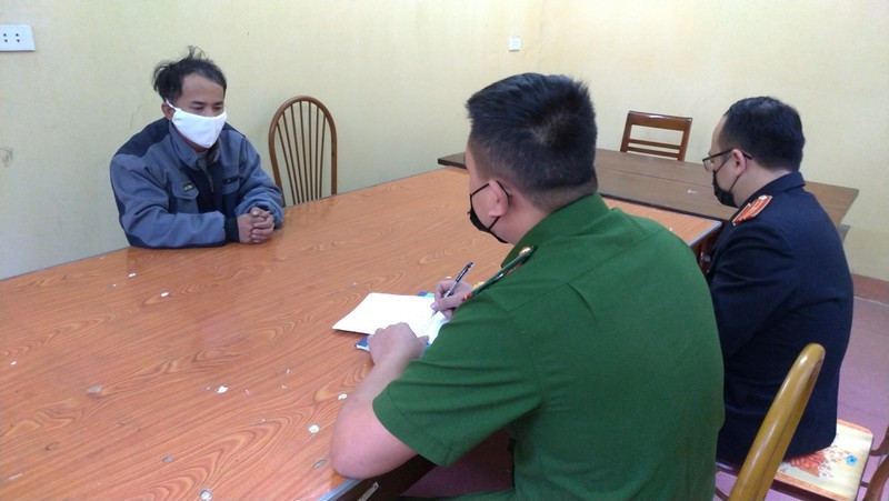  Người đàn ông chém, đốt tình địch ở Yên Bái: Khoảng 23h ngày 11/4, Công an huyện Yên Bình sau khi nhận được tin báo của quần chúng nhân dân về vụ xô xát xảy ra tại thôn Hợp Thịnh, xã Phú Thịnh, huyện Yên Bình, tỉnh Yên Bái khiến 2 người bị thương, Công an huyện Yên Bình đã cử lực lượng đến hiện trường điều tra xác minh, làm rõ vụ việc.