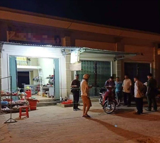 Tại đây, Hải nhìn thấy chị O. đang ở cùng anh Chu Văn C. sinh năm 1980, trú tại xã Minh Quân, huyện Trấn Yên, tỉnh Yên Bái. Cho rằng anh C. và chị O. có quan hệ tình cảm với nhau nên đã dùng dao mang theo chém 2 người này. Sau đó đối tượng chạy ra khu vực cổng làng, một lúc sau thấy anh C đi xe máy đến, đối tượng tiếp tục dùng chai xăng chuẩn bị từ trước tưới lên người anh C. và xe máy rồi châm lửa đốt, khiến anh C. bị bỏng nặng và được người dân đưa đi cấp cứu. 