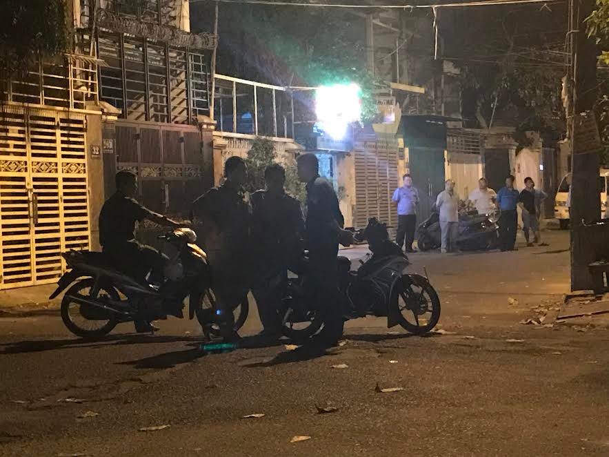 Do mâu thuẫn ghen tuông nên ngày 29/10, Khôi gọi người tình về gần nhà của mình ở khu vực chợ Sa Nam, huyện Nam Đàn để nói chuyện. Khoảng 21h cùng ngày, đang đứng nói chuyện thì, Khôi đã đánh đập, đấm vào mặt bà M. Chưa dừng lại ở đó, Khôi còn dùng thanh sắt nhọn đâm nhiều lần vào vùng kín của nạn nhân khiến bà M. chảy nhiều máu. Sau khi gây án, Khôi bỏ đi khỏi hiện trường.