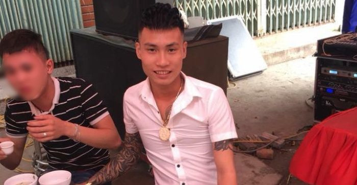 Khi chị T lên đến tầng 3, Thiện bất ngờ cầm cây chổi đánh vào người bạn gái. Về lại phòng trọ, nam thanh niên tiếp tục chửi bới, bắt chị T. ngồi xuống rồi lấy dây sạc điện thoại đánh người tình. Thiện đã liên tục đánh người tình phải nhập viện trong tình trạng nguy kịch. Ngày 15/6/2018, chị T. tử vong do suy hô hấp và chấn thương sọ não.