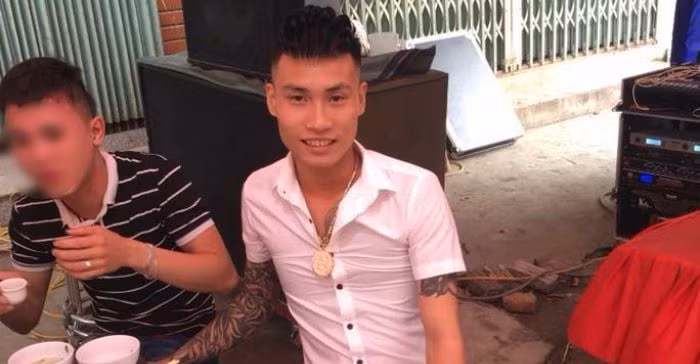 Khi chị T lên đến tầng 3, Thiện bất ngờ cầm cây chổi đánh vào người bạn gái. Về lại phòng trọ, nam thanh niên tiếp tục chửi bới, bắt chị T. ngồi xuống rồi lấy dây sạc điện thoại đánh người tình. Thiện đã liên tục đánh người tình phải nhập viện trong tình trạng nguy kịch. Ngày 15/6/2018, chị T. tử vong do suy hô hấp và chấn thương sọ não.