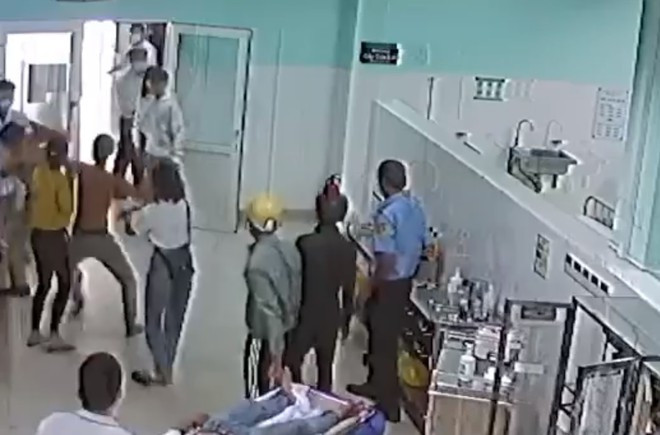 Hai lan trung uy CSGT Kon Tum bi con do, nguoi tron cach ly hanh hung