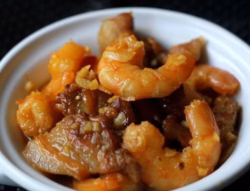 Tôm nõn rim thịt ba chỉ: Nguyên liệu cần chuẩn bị để chế biến món ăn này gồm có: thịt ba chỉ, tôm nõn tươi hoặc khô đều được, gia vị đi kèm gồm muối, tiêu, đường, nước mắm, hành tím, tỏi… Ảnh: Healthplus.