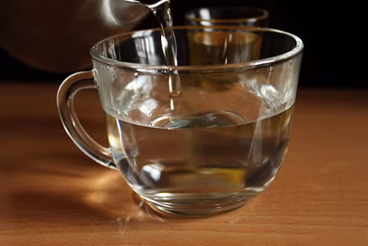 Uống nước nóng ấm sau khi đi nắng về cũng là một lỗi sai trầm trọng vì nước quá nóng có thể gây tổn thương niêm mạc thực quản.