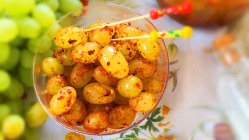 Tuy nhiên, theo dân nghiền món ăn vặt này thì nho ngon nhất là đợi sau 5 tiếng đến 1 ngày, lúc này quả nho ngấm gia vị, giòn ngọt hơn hẳn. Ảnh: Khampha.