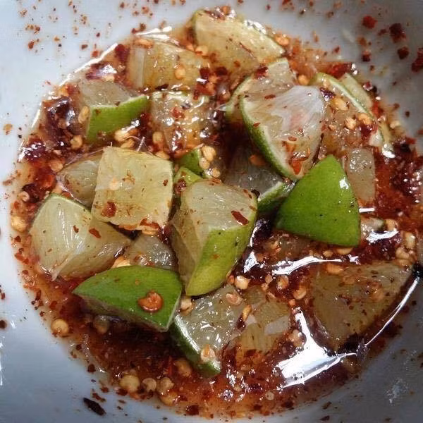 Chanh tươi lắc muối: Đây là món trái cây lắc muối nổi bật và được yêu thích trong mùa hè năm nay. Ảnh: VNnews.