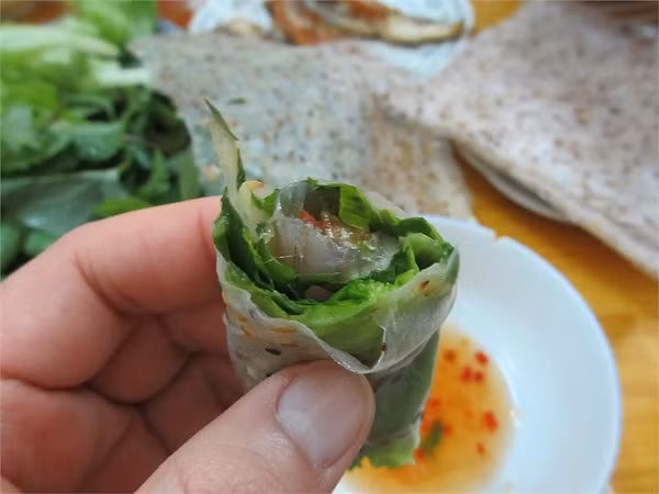 Nhưng theo các chuyên gia, đây là sai lầm khi ăn cá nghiêm trọng và tiềm ẩn nhiều nguy hiểm đến sức khỏe. Nó sẽ khiến bạn phải đối mặt với nguy cơ nhiễm sán, ký sinh trùng từ con cá chưa được nấu chín vào cơ thể. Ảnh: Anngon.