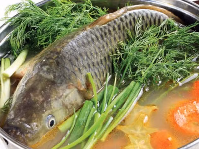 Ăn cá khi đang uống thuốc: Việc bạn ăn cá khi đang sử dụng các loại thuốc ho, kháng sinh liều cao, thuốc hạ huyết áp là việc không nên vì nó có thể gây ra những phản ứng xấu cho cơ thể, làm giảm tác dụng của thuốc. Ảnh: Pasgo.