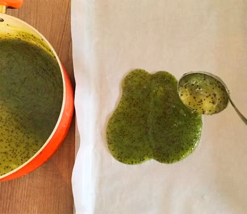 Bước 3: Trong khi chờ đun hỗn hợp, các mẹ lấy giấy nến chống dính trải phẳng ra khay. Ảnh: Facebook monngonmoingay.