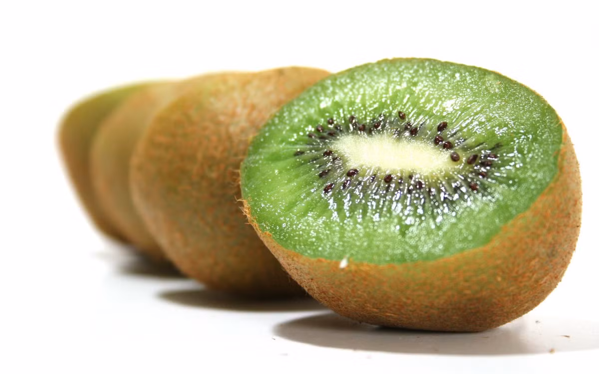 Kiwi là loại quả rất nhiều vitamin và khoáng chất tốt cho trẻ nhỏ nhưng loại quả này lại không có vị ngọt sắc nên trẻ thường không thích ăn. Để khắc phục vấn đề này mẹ hãy trổ tài làm kẹo cuộn kiwi ngon lạ đổi khẩu vị cho bé. Ảnh: Báo mới. 