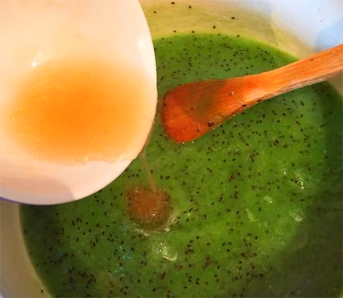 Bước 2: Đổ hỗn hợp này ra một chiếc nồi sau đó hòa bột gelatin vào, tiếp tục bắc lên bếp đun khoảng 10 phút. Ảnh: Facebook monngonmoingay.