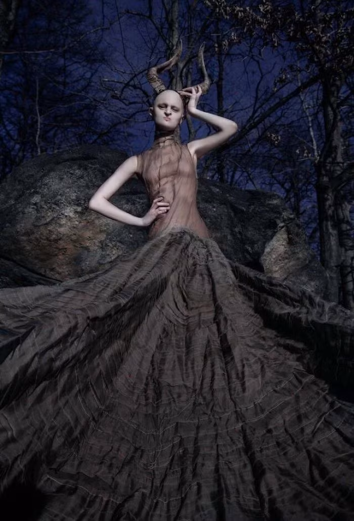 Melanie trở thành một hình ảnh mới khác lạ và trở thành điểm nhấn nổi bật vượt qua mọi khuyết điểm của bệnh tật và cơ thể.