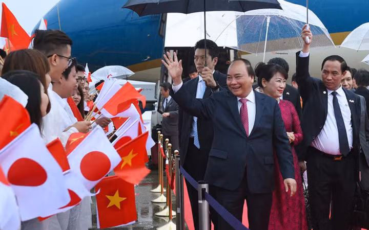 Chiều 7/6, theo giờ địa phương, Thủ tướng Nguyễn Xuân Phúc đã đến tỉnh Osaka, tiếp tục các hoạt động trong chuyến thăm chính thức Nhật Bản.