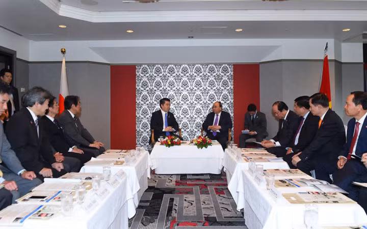 Thủ tướng đề nghị Hội hữu nghị Nhật - Việt vùng Kansai giúp vận động thúc đẩy đầu tư của các doanh nghiệp Kansai vào Việt Nam, nhất là các công ty vừa và nhỏ trong các lĩnh vực công nghiệp hỗ trợ, nông nghiệp, công nghệ cao, môi trường…, thúc đẩy đào tạo nguồn nhân lực, lao động có tay nghề và tiếp nhận thực tập sinh của Việt Nam sang học tập, làm việc các ngành mà vùng Kansai có thế mạnh và nhiều tiềm năng.