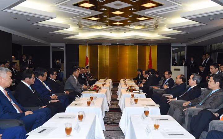 Thủ tướng Nguyễn Xuân Phúc cũng đã tiếp Ông Ichiro Matsui, Thống đốc tỉnh Osaka, cùng Thị trưởng thành phố Sakai, Lãnh đạo Liên đoàn kinh tế vùng Kansai, cùng Chủ tịch Phòng Thương mại và Công nghiệp Osaka và Chủ tịch Phòng Thương mại thành phố Sakai. Trong ảnh, Thủ tướng tiếp lãnh đạo tỉnh Osaka Nhật Bản.