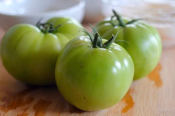 Ăn cà chua xanh: Qủa cà chua xanh chứa số lượng lớn "alkaloid" rất dễ gây ngộ độc thực phẩm. Ảnh: Mogo.