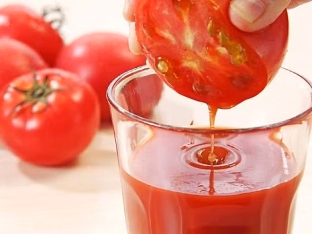 Ăn quá nhiều cà chua: Việc làm này có thể làm cho cơ thể bạn không dung nạp loại thực phẩm này dù chỉ một lượng nhỏ. Nếu tình trạng trên kéo dài lâu ngày sẽ làm bạn mắc bệnh đường tiêu hóa như đau dạ dày và bí khí. Ảnh: Mogo.