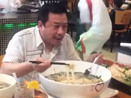 Mỗi tô phở được nhà hàng chế đến… 3 lít nước dùng. Ảnh: Dân việt.